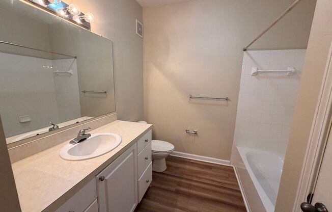 2/2 Oakleaf Townhome! Amenities! Garage Parking!