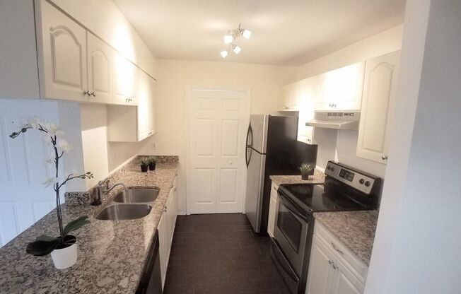 Beautiful 1/1 Wood Floor Condo With a Beautiful  Pool View x Rent close to UCF.