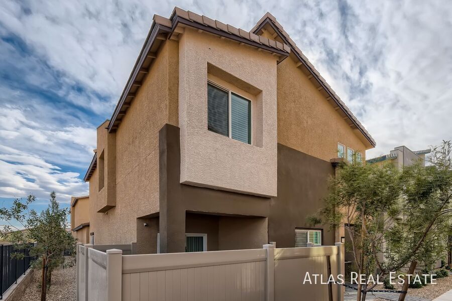 4452 SAPPHIRE MOON AVE