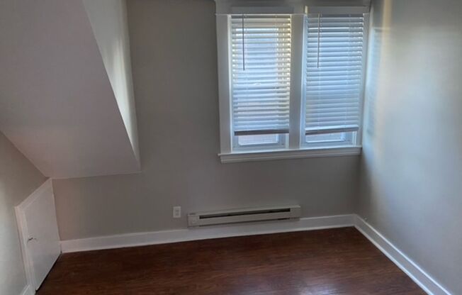 2 beds, 1 bath, 950 sqft, $1,095, Unit 2