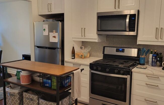 2 beds, 1 bath, $2,050, Unit # #P 2