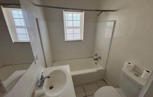 Upstairs 1 Bedroom / 1 Bathroom Apartment – Los Angeles