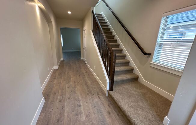 Newer SE Bend House w/A/C, 3 Bdrms, 2.5 Baths, 2160 Sq Ft, EVO OUTLET, Access to Pool, Dbl Garage