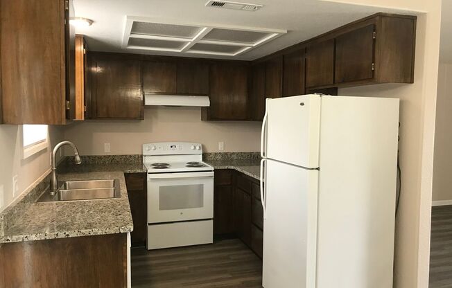 2 Bedroom 1 Bathroom Apartment with Laundry Hook-ups & 1 Car Garage