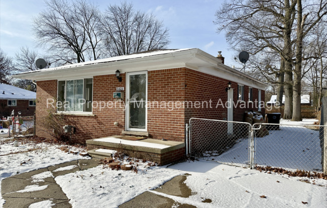 Charming 4-Bedroom Home with Spacious Backyard in Oak Park