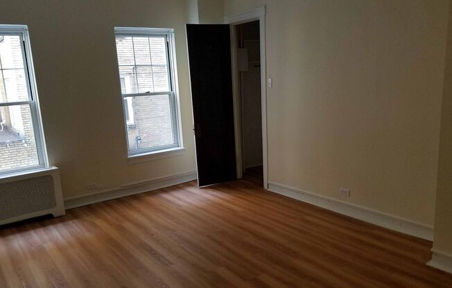Studio, 1 bath, 295 sqft, $1,175, Unit Old King Edward 131