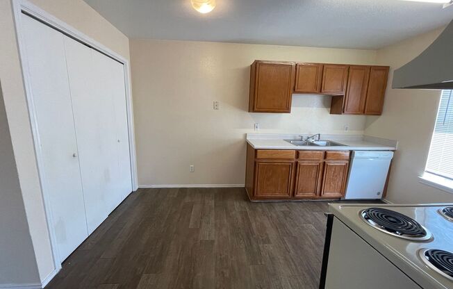 2 beds, 1 bath, 795 sqft, $650