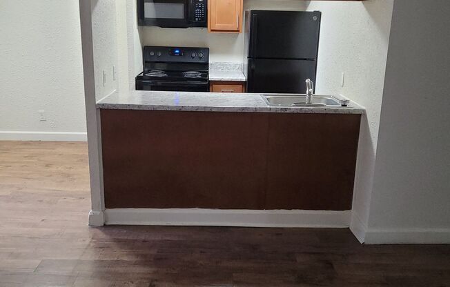 2 beds, 1 bath, 900 sqft, $1,100