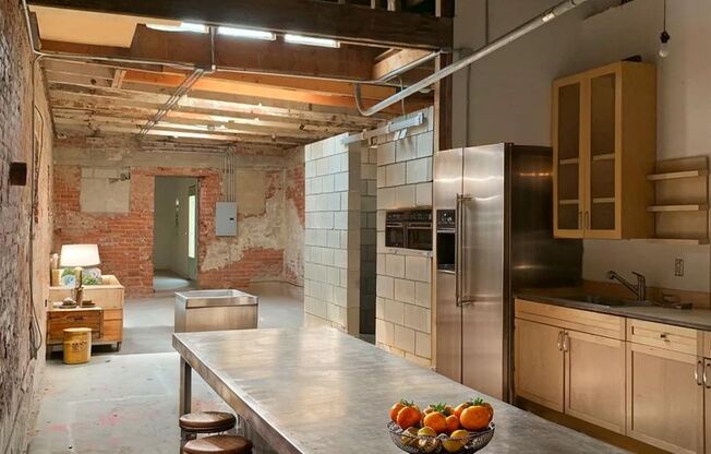 Studio, 1 bath, 2,000 sqft, $2,250, Unit 2424 W Washington