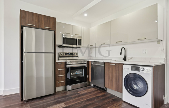 2 beds, 1 bath, $2,395, Unit 1555 - 207