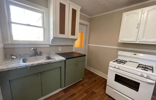 Elegant 2/1 Upstairs Unit w/ Real Hardwood Floors All Throughout ~ Gas Fireplace ~ Balcony ~ Laundry Onsite ~ Minutes to EXCITING Downtown Fort Worth ~ Lease Today ((ASAP MOVE IN))