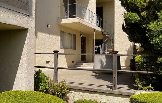 Updated Large 1 bedroom 1 bath Sunny & Bright SSF