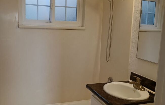 2 beds, 1 bath, 800 sqft, $2,250, Unit 320-03