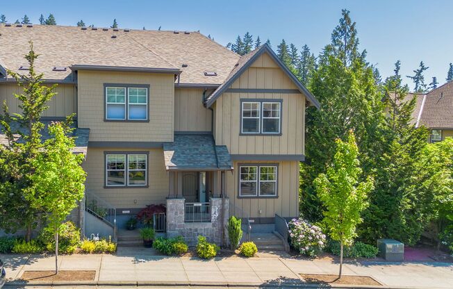 Must See! Luxury Townhome in West Sylvan Hills - Clubhouse/Pool/Garage!