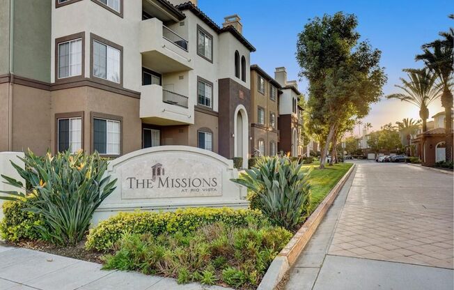 2BD 2BA Mission Valley Condo - 1st Floor 2 Car Garage + 2 Parking Spaces, Split Floor Plan, Washer Dryer in Unit, Pet Friendly