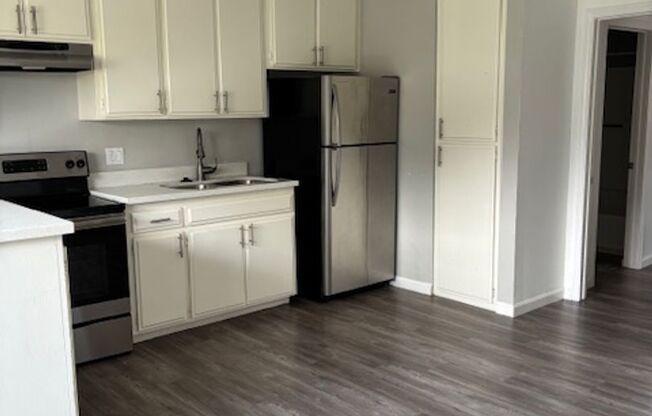 2 Bedroom/1.5 Bath in great location!