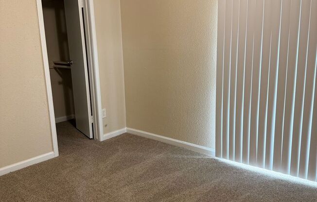 2 beds, 1 bath, 812 sqft, $1,085, Unit 1402