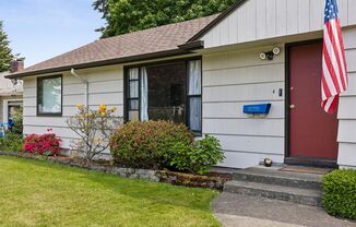 Charming Room for Rent in Stylish 1950’s Tacoma Home