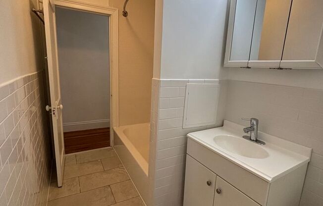 1 bed, 1 bath, 579 sqft, $2,300, Unit 105 Summer #404