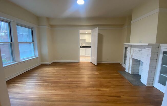 1 bed, 1 bath, 572 sqft, $1,510, Unit Old King Edward 15