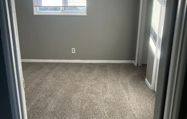2 beds, 1 bath, 750 sqft, $1,070, Unit B11 1033 11