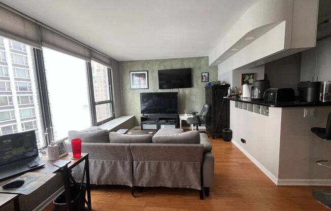 GOLD COAST - FANTASTIC 1BD/1BTH APARTMENT FOR RENT!