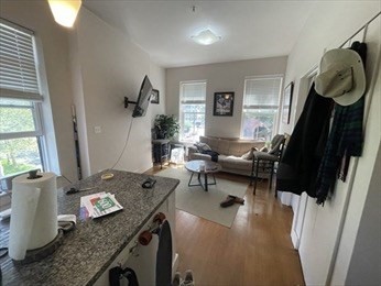 2 beds, 1 bath, $3,000, Unit 2