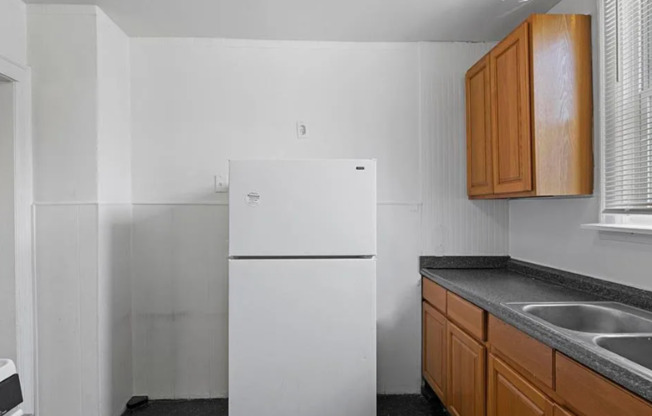 2 beds, 1 bath, $1,000, Unit # LOWER