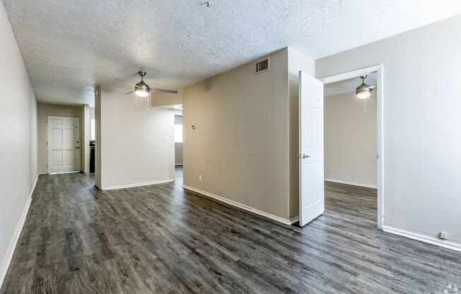 2 beds, 1 bath, 900 sqft, $1,649, Unit 4000-16