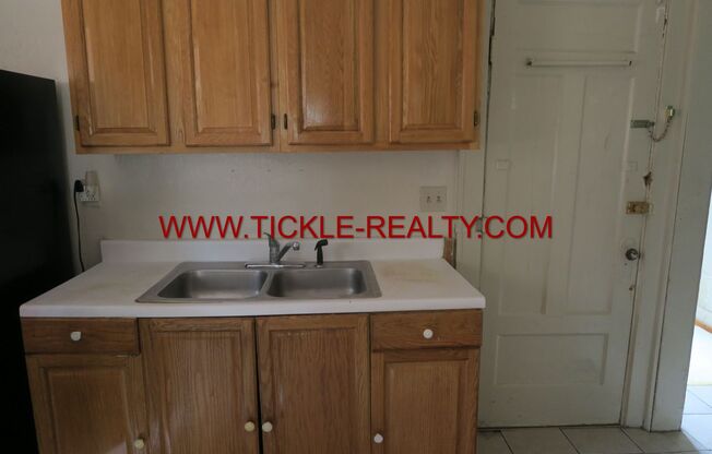 2 beds, 1 bath, $995, Unit C