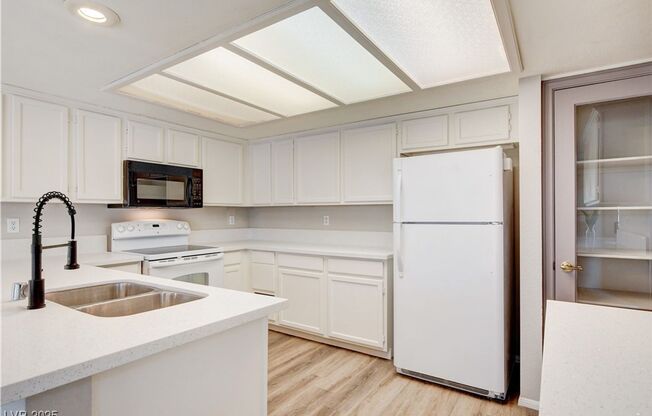 Welcome to your new home! In the exclusive Painted Desert community