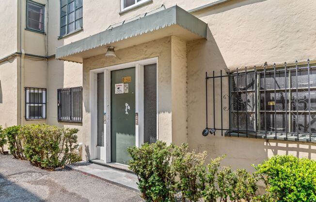 2 beds, 1 bath, $1,995, Unit Apt 07