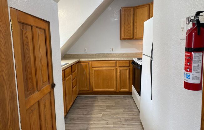 2 beds, 1 bath, $990, Unit UNIT 2