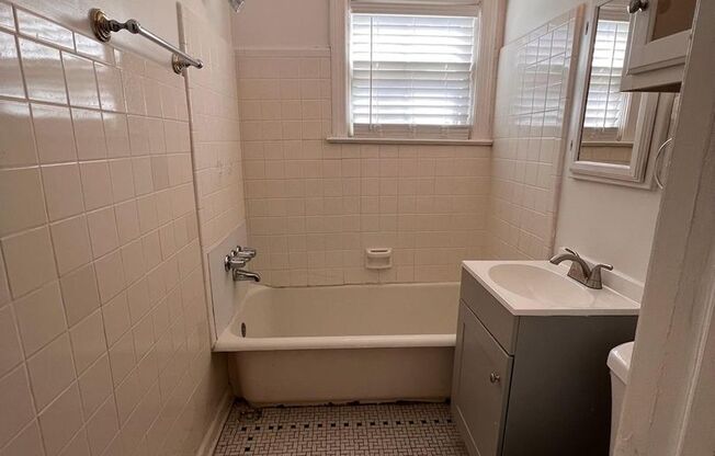 1 bed, 1 bath, 775 sqft, $1,050, Unit 1411-2