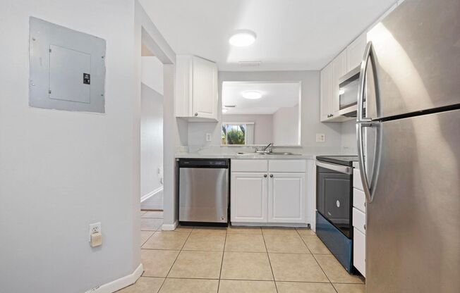 BEAUTFUL RENOVATED TOWNHOUSE 2 BEDROOMS AND 2/2.5 BATHROOMS