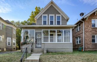 Cozy 3 Bedroom With Enclosed Porch & Fenced Yard!!