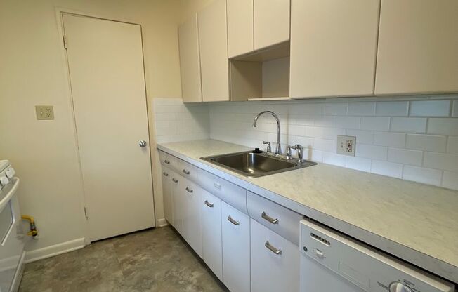 2 beds, 1 bath, 908 sqft, $1,595, Unit 208