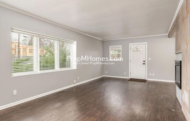 Charming Duplex with a Huge Yard in Multnomah Village!