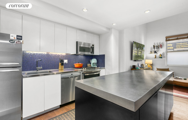 251 W 19 ST