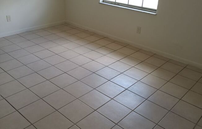 2 Bedroom, 1 Bathroom Condo For Rent at 1633 W. Oak Ridge Road, Orlando FL 32809