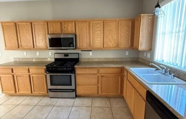 3 beds, 2.5 baths, $2,300