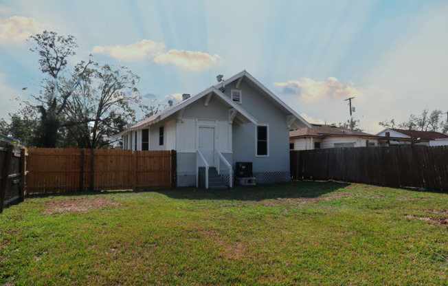 2018 Elmwood Ave Tampa, FL 33605 MOVE IN SPECIAL!! Waived $350 Cleaning Fee!!!!!