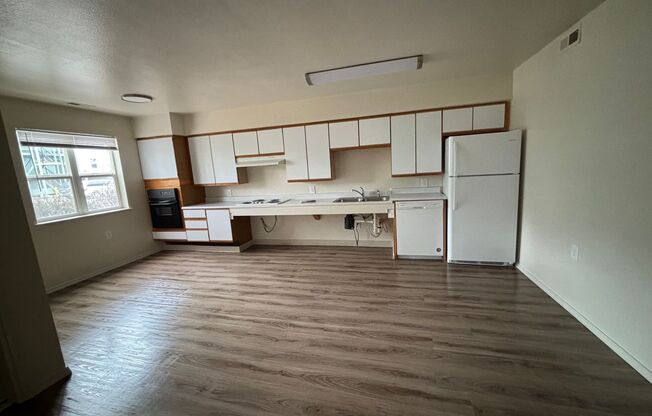 2 beds, 1 bath, 842 sqft, $1,444, Unit 28-B06 Davis 2 BD
