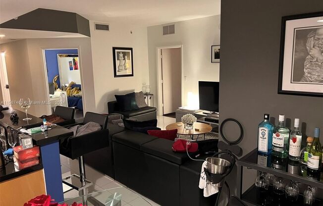 Stunning 1-bedroom/2-bath + den apartment in the highly sought-after Vizcayne Condo in the heart of downtown