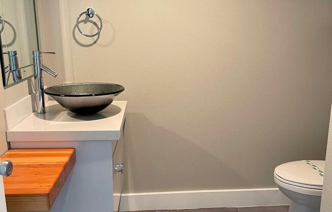 2927 E FAIRMOUNT AVE