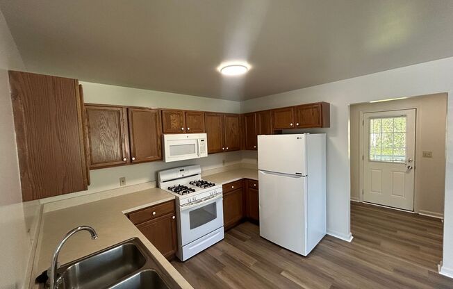 2 bedroom, 1.5 bath Townhouse style apartment; minutes to Downtown Chesterton!