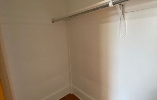 2 beds, 1 bath, $2,300, Unit B42