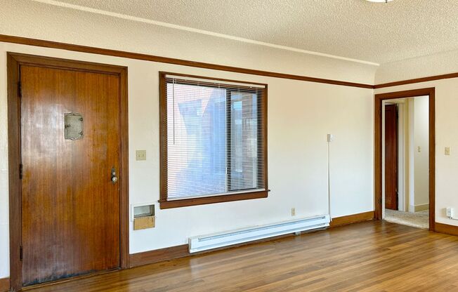 2 beds, 1 bath, 876 sqft, $1,995, Unit Court - D