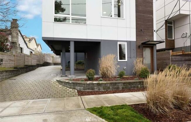 Welcome Home Contemporary Gem 3bd/3.5ba