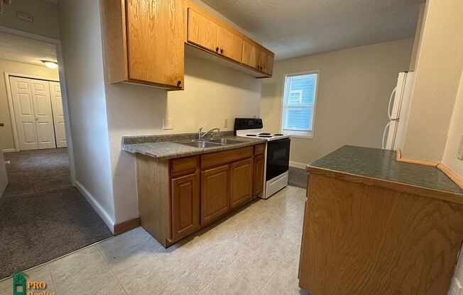 2 beds, 1 bath, 700 sqft, $1,195, Unit 01